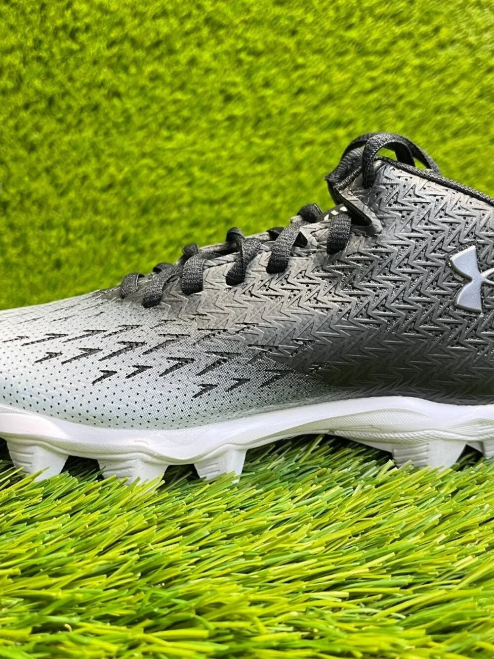 Under Armour Spotlight Franchise 4 RM Boys Size 1.5Y Black White Football Cleats